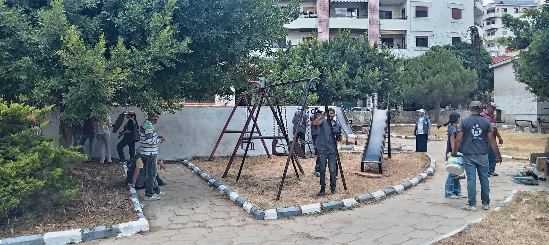 المتطوعون بنظفون الحديقة