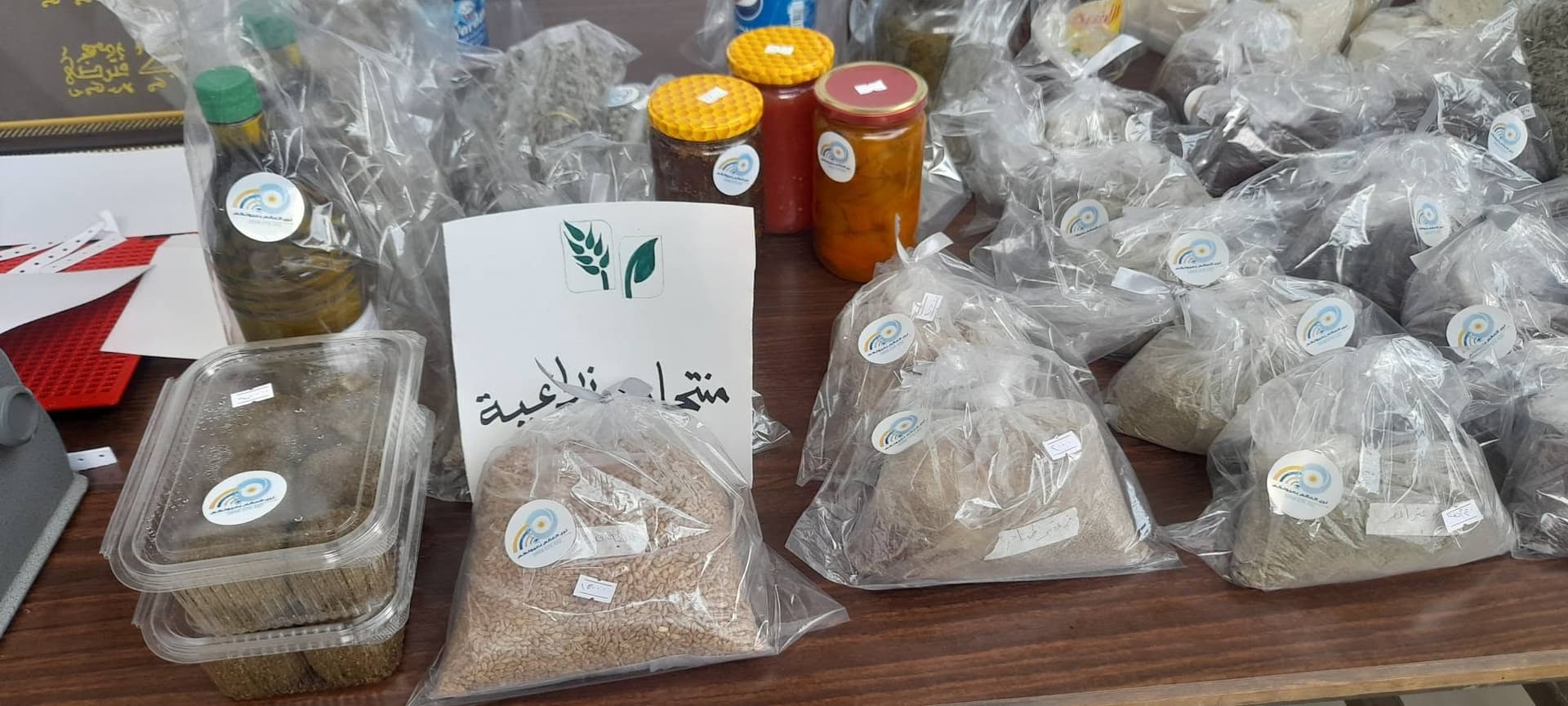المشاركون يعرضون منتجاتهم