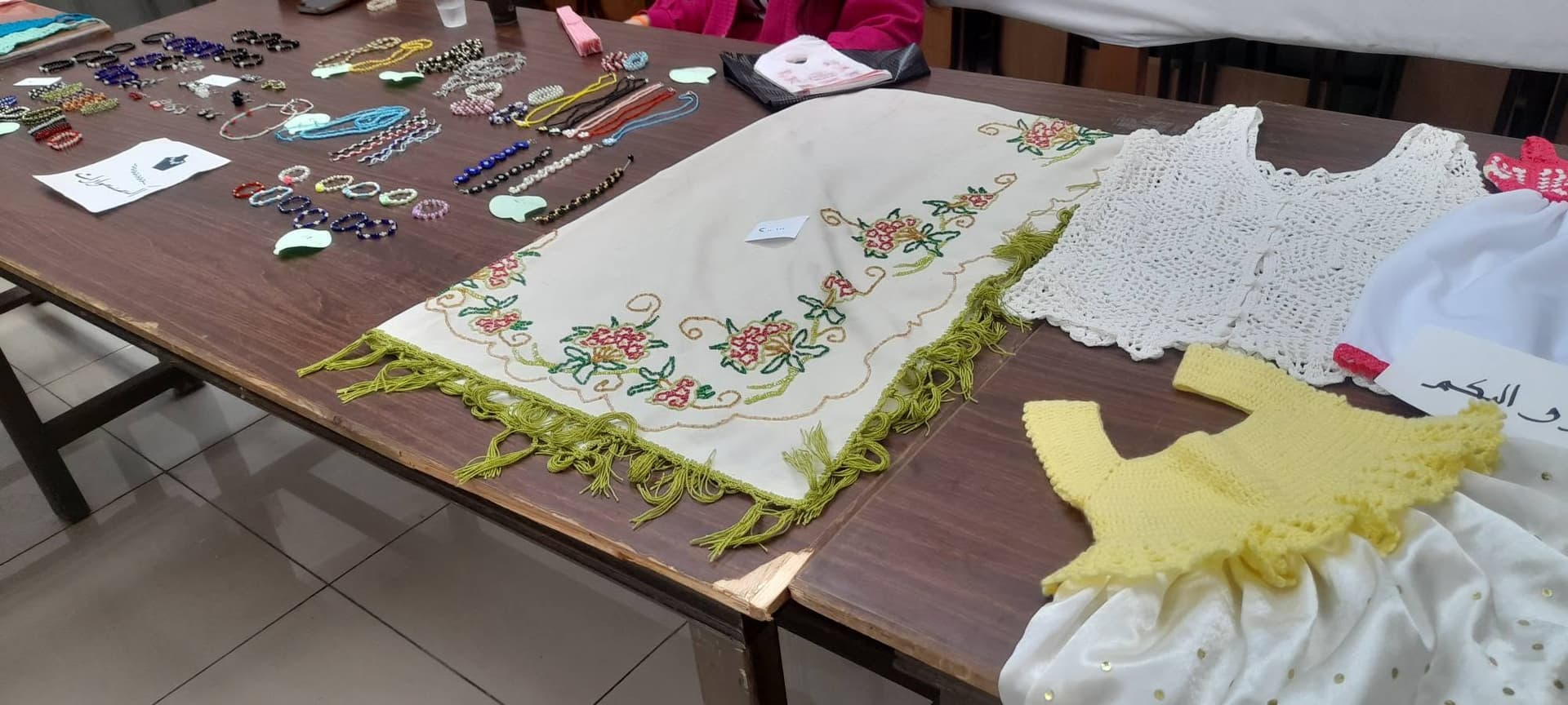 المشاركون يعرضون منتجاتهم ( اساور و تطريز )